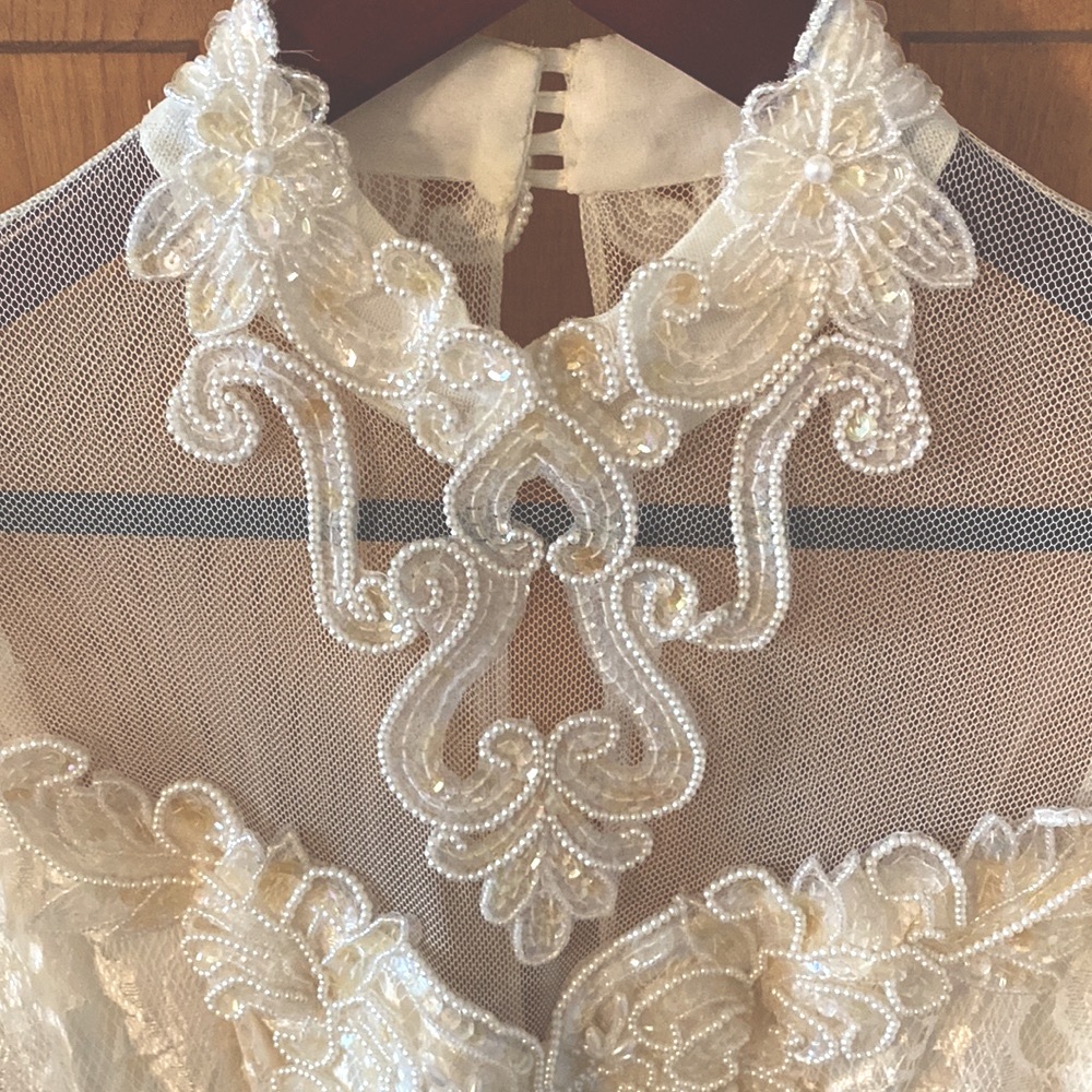 Retro-1920s-style bridal dress.